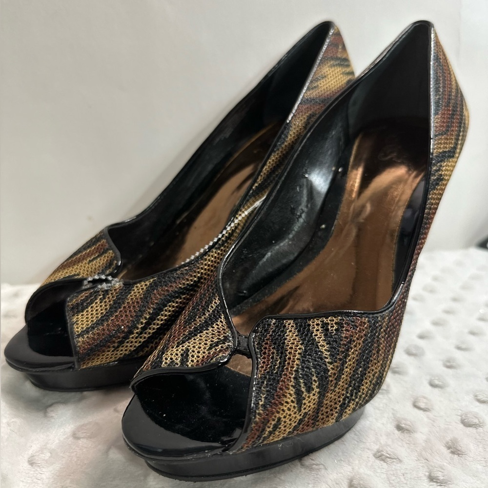 Chic Peep-Toe Heels in Black and Gold